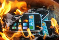 Причиной пожара может стать зарядное устройство для мобильного телефона!
